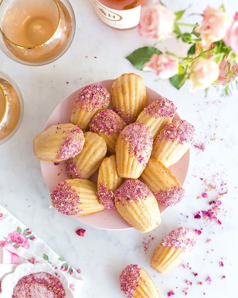 Madeleines are one of those classic beauties, you can’t go wrong with the timeless cakey cookies paired with a lovely glass of wine. But sometimes you need a little glamour to go with that glitzy glass of rosé. My new recipe for Rose Rosé Madeleines elegantly elevates the simple maddie with an aromatic floral kiss of ground rose petals finished with a delicately sweet rosé glaze, adorned in a shimmery, rosy sugar mix for added glam. ✨💐🥂💖✨ ⠀⠀⠀⠀⠀⠀⠀⠀⠀ These blushing beauties may look ... Vanilla Madeleines, Madeline Cookies Recipe, Madelines Recipe, بيتي فور, Philadelphia Cheesecake, Madeline Cookies, Madeleine Recipe, Madeleine Cookie, Tea Cakes