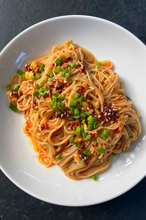 Chilli Oil Noodles Recipe (Chilli Garlic Oil Noodles) Noodles With Chilli Oil, Sweet Chilli Noodles Recipe, Pasta With Chili Oil, Chilli Garlic Pasta, Sweet Chilli Noodles, Virmachelli Noodles, Chilli Oil Pasta, Din Tai Fung Spicy Noodles Recipe, Vermacheli Noodles Recipes