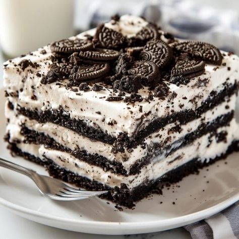 Oreo Icebox Cake Oreo Icebox Cake Recipes, Christmas Icebox Cake, Ice Box Cake Recipes, Oreo Ice Box Cake, Guava Desserts, Oreo Icebox Cake, Oreo Birthday Cake, Icebox Cakes, Ice Box Cake