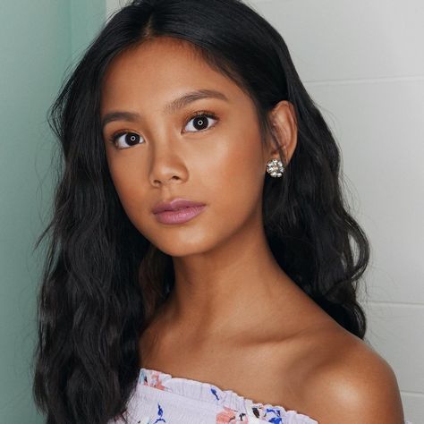 Find out how Ylona Garcia's makeup artist does it! Tan Skin Reference, Morena Makeup Filipina, Tan Skin Makeup Asian, Hair Color For Morena Skin Filipina, Tan Skin Hair Color Ideas, Tan Skin Color, Tan Skin Makeup, Ylona Garcia, Tan Asian