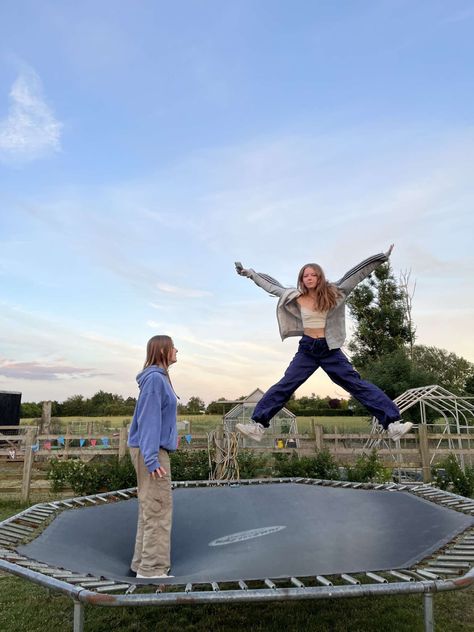 Jump Park Outfit, Trampoline Poses, Trampolining Aesthetic, Trampoline Park Outfit Ideas, Summer Trampoline Sleepover, Trampoline Photos, Trampoline Pictures, Trampoline Park Aesthetic, Bunker Aesthetic