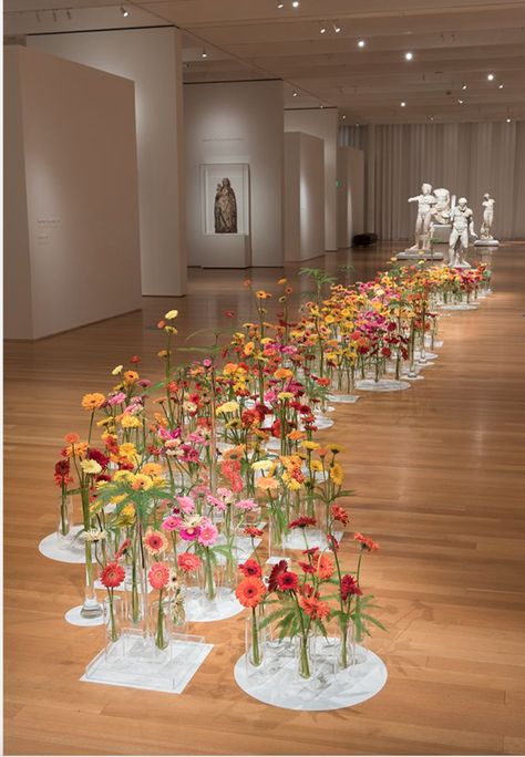 Nature Installation Art, Tulip Installation, Floor Floral Arrangements, Flower Installation Art, Floral Installation Wedding, Flower Museum, Birthday Celebration Ideas, Spring Backdrop, Art In Bloom