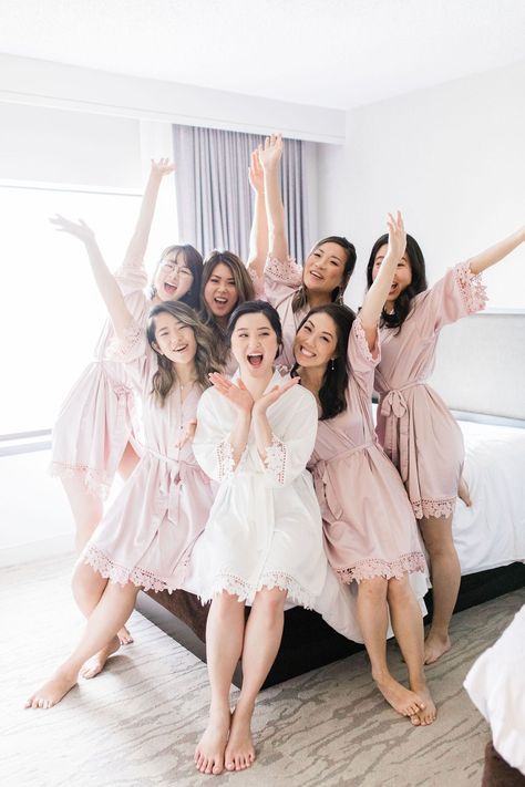 Bridesmaid Robe Pictures, Bridesmaid Poses With Bride, Bridemaid Photos, Bridesmaids Robes Pictures, Bridesmaids Poses, Before Wedding Pictures, Wedding Day Getting Ready, Botanic Garden Wedding, Bridesmaid Poses