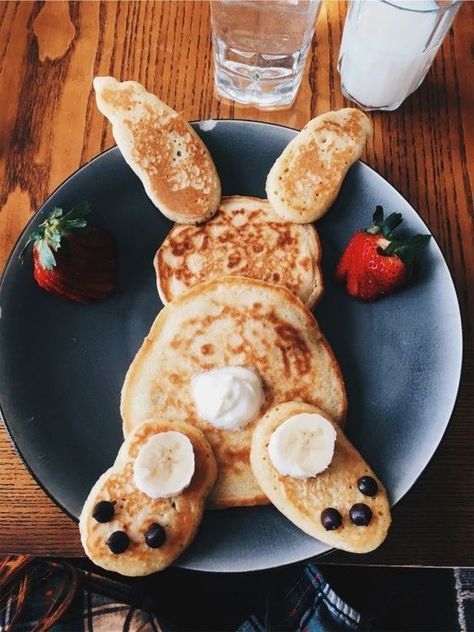 Bunny Pancakes, Decorações Com Comidas, A Bunny, Fun Kids Food, Food Humor, Easter Recipes, Creative Food, Cute Food, Baby Food Recipes