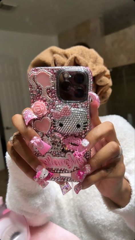 What yall think about this Things To Buy At Costco, Bling Phone Cases Diy, Stile Kylie Jenner, Images Hello Kitty, Hello Kitty Phone Case, Bling Phone Cases, Pink Lifestyle, Hello Kitty Accessories, Girly Phone Cases