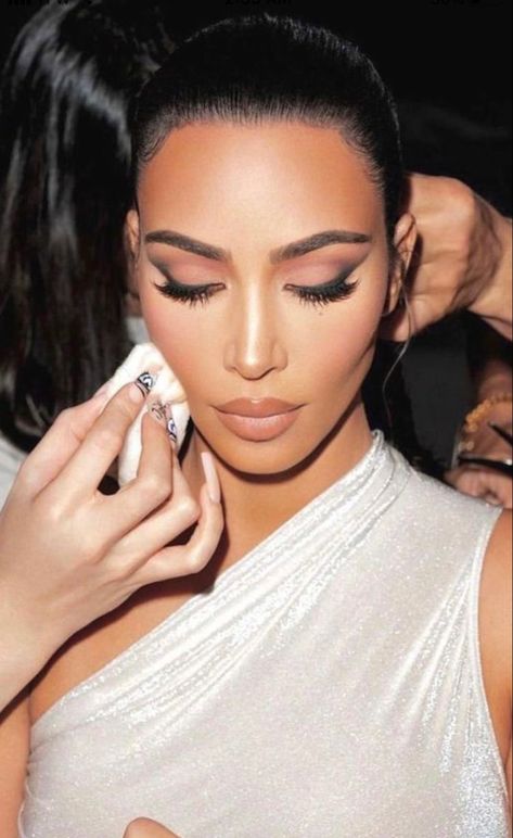 Kim K Makeup, Kim Kardashian Makeup, Kkw Beauty, Creative Makeup Looks, Glamour Makeup, Dark Skin Makeup, Kim K, Makeup Obsession, Celebrity Makeup