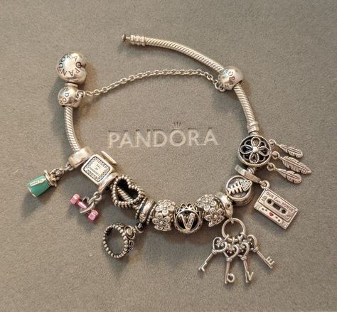 Silver Pandora Bracelet Ideas, Pulsera Pandora Charms Ideas, Pandora Charms Aesthetic, Pandora Bracelet Disney, Pandora Charm Bracelet Aesthetic, Pandora Bracelet Charms Ideas, Pandora Bracelet Designs, Pandora Jewelry Charms, Preppy Jewelry