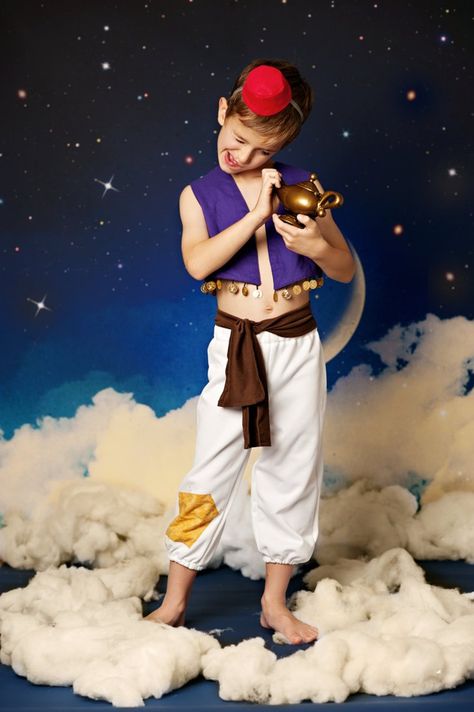 21 DIY Disney Costumes to Make Your Kid For Halloween This Year Aladdin Aladdin Costume ($60) How to DIY this: red beanie or Solo cup with string, purple vest, white sweats, brown belt, toy lamp Aladdin Costume Diy, Jasmine Diy, Aladdin Halloween, Diy Fantasia, Disney Costumes Diy, Aladdin Party, Aladdin Costume, Clever Costumes, Diy Costumes Kids