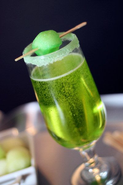 The Sparkling Shamrock Champagne. | Community Post: 10 Festively Green Cocktails To Make On St. Patrick's Day Green Cocktails, Lime Green Weddings, St Patricks Day Drinks, Melon Liqueur, Signature Cocktails Wedding, Saint Patties, Champagne Cocktail, Wedding Drink, Triple Sec