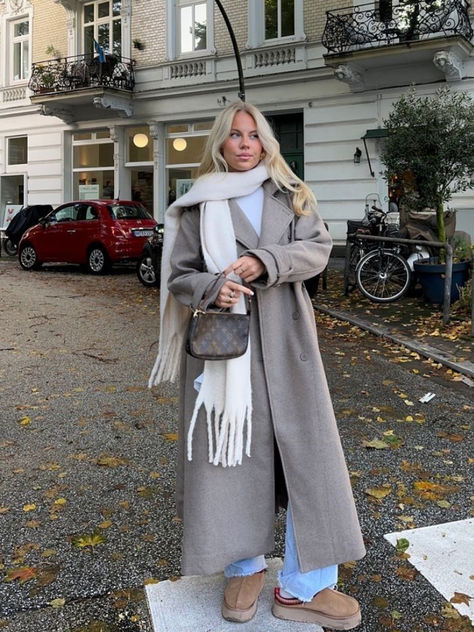 Elevate your fall/winter wardrobe with our Thick Chunky Winter Tassel Scarf, a statement accessory designed to keep you warm and stylish during the coldest months.   #autumn #fall #winterfits #autumnoutfits #chunkyscarf #inspo #aesthetic #cleangirl #celebstyle #mollymae #cozystyle Sweats And Coat Outfit, Winter Outfit With Hat, Paris Hat Outfit, Switzerland Outfit Fall, Winter Hats Outfit, Winter Outfits With Scarves, Christmas Market Outfit Winter, Winter Headbands Outfit, Outfit With Hats For Women