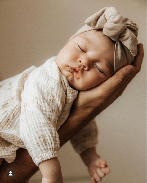 Newborn Photo Pose, Photo Bb, Newborn Family Pictures, Hospital Photos Newborn, Baby Fotografie, Baby Pictures Newborn, Newborn Family Photos, Newborn Photography Poses, Newborn Studio