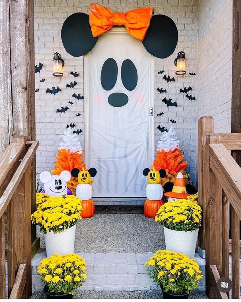 Halloween Porches, Porta Halloween, Buffet Halloween, Décoration Table Halloween, Disney Halloween Decorations, Mickey Mouse Decorations, Table Halloween, Casa Halloween, Sette Nani