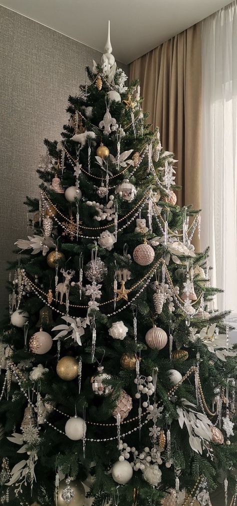 New Year Tree Decoration 2023, Boujee Christmas Tree, Christmas Tree Themes Colors 2023, Real Christmas Tree Decorated Ideas, Christmas Tree Astethic, Modern Christmas Tree Ideas 2023, Christmas Tree Inspo 2023, Christmas Tree Decorations 2024, Christmas Tree 2023 Trends