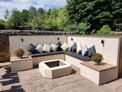 Fire Pit Wall Ideas, Outdoor Sitting Ideas, Sitting Ideas, Outdoor Fire Pit Seating, Covered Patio Design, Outdoor Sitting, Backyard Seating Area, Terrace Garden Design, Rooftop Terrace Design