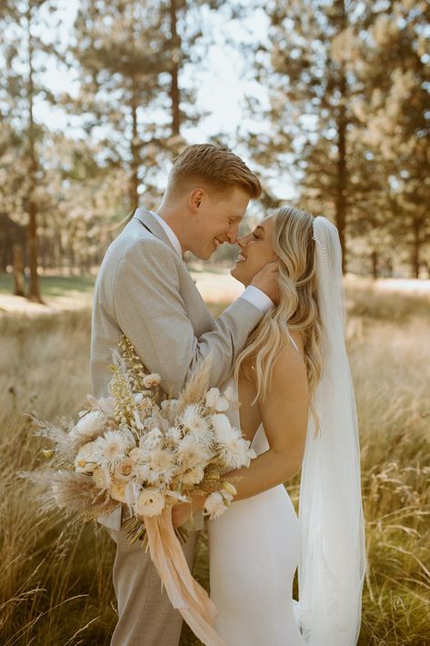 Classic Wedding Photo Poses, Bride And Niece Wedding Photos, Wedding Day Pictures Bride And Groom, Fun Bride And Groom Pictures, Solo Bride Photos, Bridals Photo Ideas, Light And Airy Wedding Photography, Small Bridal Party Photos, Airy Wedding Photography