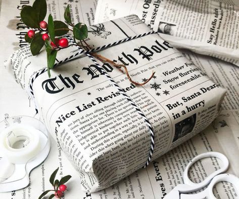 Christmas Wrapping Newspaper, Unique Christmas Wrapping Paper, Cool Wrapping Paper, Newspaper Christmas Wrapping, Newspaper Wrapping Paper, Sustainable Gift Wrapping, Christmas Paper Bags Ideas, Christmas Wrapping Theme, Newspaper Gift Wrapping