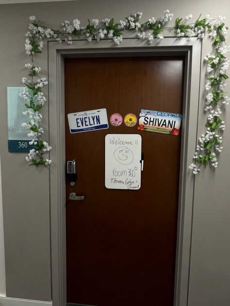 Dorm Room Outside Door Decorations, Dorm Door Signs Ideas, Cute Dorm Door Ideas, License Plate Door Decs, Dorm Door Aesthetic, Cute Dorm Door Signs, Dorm Door Ideas College, Door Dorm Decorations, Cute Door Signs Bedroom