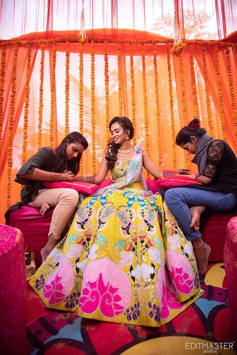 Haldi Dress Ideas For Sisters, Haldi Look For Bride, Haldi Dress Ideas, Haldi Outfit For Bride, Mehendi Look, Mehendi Lehenga, Mehendi Dresses, Gorgeous Lehenga, Lehenga Ideas