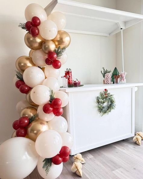 Christmas Balon Decoration, Ballon Decorations For Christmas, Christmas Gender Reveal Balloon Arch, Xmas Party Backdrop, Christmas Party Decor Outdoor, Ballon Arch Backdrop Christmas, Christmas Decoration Balloons, Classy Christmas Balloon Arch, Xmas Balloon Ideas