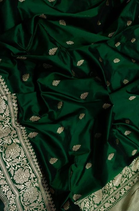 Green Saree Look Traditional, Green Bridal Dress, Green Pattu Saree, Dark Green Silk Saree, Green Banarasi Saree, Green Sarees, Green Silk Saree, Silk Sarees Online Shopping, Silk Sarees With Price