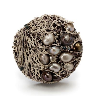 Myung Urso Metalwork Jewelry, Textile Jewelry, Pearl Brooch, Arte Floral, Metal Clay, Contemporary Jewellery, Contemporary Jewelry, Art Jewelry, Modern Jewelry