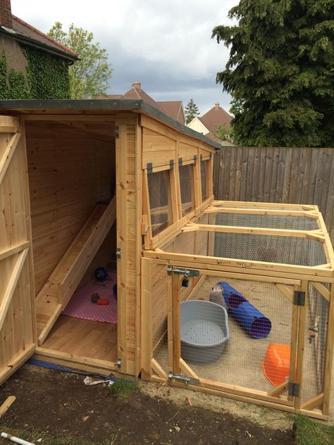 This is cool Guinea Pig Hutch Outdoor, Guinea Pig Shed Ideas, Rabbit Shed Ideas Outdoor, Rabbit Shed Ideas, Rabbit Run Ideas, Rabbit House Ideas, Large Rabbit Hutch Outdoor, Bunny Apartment, Rabbit House Outdoor