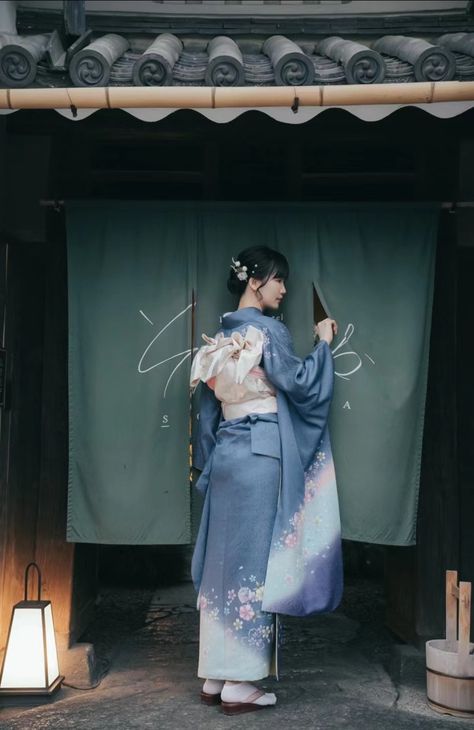 Kimono Back View, Kimono Pose, Kimono Photography, Kimono Photoshoot, Yukata Women, Pretty Kimonos, Kimono Hair, Japan Outfits, Neon Photography