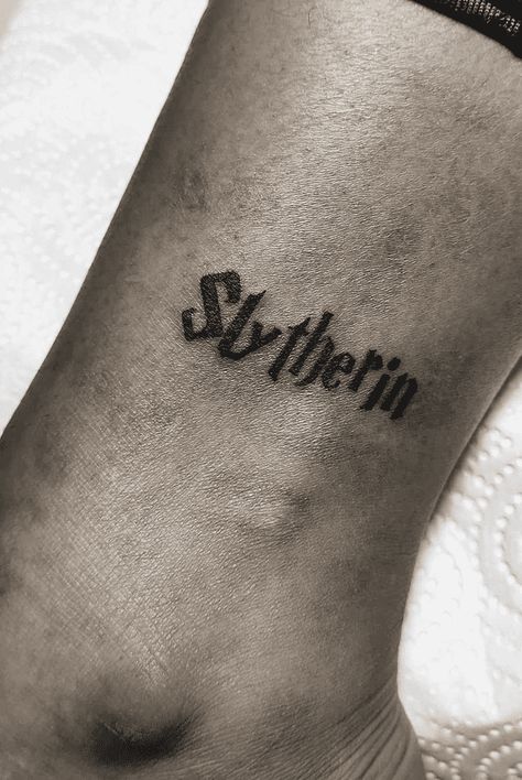 Tattoo Ideas Harry Potter Slytherin, Harry Potter Slytherin Tattoo Ideas, Slytherin Aesthetic Tattoo, Small Slytherin Tattoo Ideas, Hogwarts Tattoo Ideas, Tattoo Ideas Slytherin, Draco Malfoy Tattoo Ideas, Slytherin Drawing Ideas, Slytherin Tattoo Minimalist