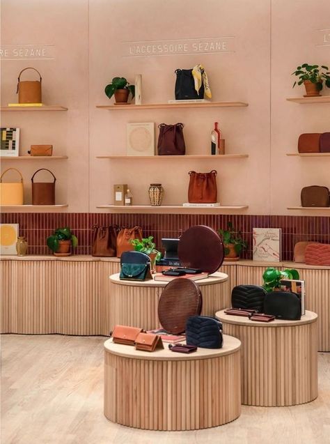 Retail Interior Design Display, Accessories Display Retail, Sezane Store, Decor Store Design, Bag Display Ideas, Fashion Store Interior, Shoe Store Design, Retail Store Interior Design, Store Design Boutique