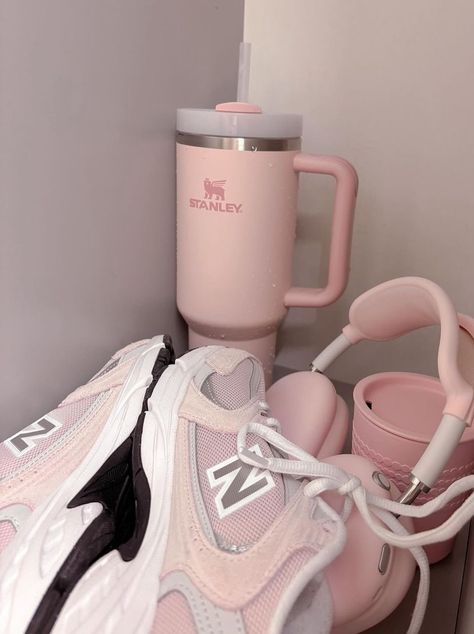 Pink Sports Aesthetic, Gym Pink Aesthetic, Pink Gym Aesthetic, Campus Drivers, Fitness Vision Board, Pink Gym, Pink Lifestyle, Pink Workout, Pilates Princess