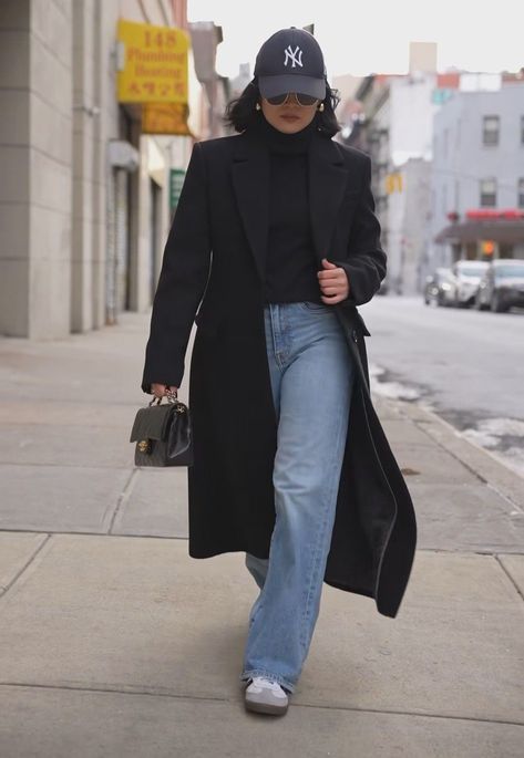 Autumn Black Jeans Outfit, Fall Fashion 2024 Street Style, Long Sleeve Dinner Outfit, Museum Outfit Ideas Aesthetic, Ny Fitted Hat Outfit Black Women, How To Dress Adidas Samba, Black Coat And Jeans Outfit, New York Winter Fashion Aesthetic, Winter Outfit With Samba Adidas