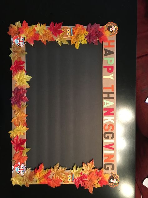 Thanksgiving Selfie Frame Thanksgiving Decorations For Pictures, Work Thanksgiving Decorations, Thanksgiving Frame Craft, Friendsgiving Ideas Photobooth, Simple Thanksgiving Photo Backdrop, Thanksgiving Picture Frame Craft, Thanksgiving Wall Decorations Ideas, Diy Thanksgiving Backdrop Ideas, Thanksgiving Classroom Decorations Diy