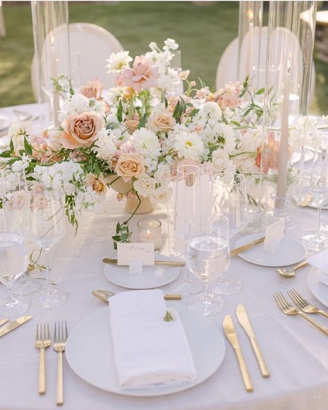 Round Wedding Tables, Ball Flowers, Charity Ball, Light Pink Wedding, Tafel Decor, Events Design, Wedding Floral Centerpieces, Wedding 2025, Flower Centerpieces Wedding