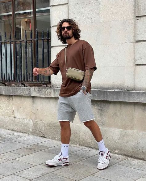 Stylish Men's Sneaker and Shorts Combinations for 2024 - Top 20 Trendy Outfit Ideas Mens Clothing Styles Formal, Trendy Mens Jeans, Men Streetwear Outfits, Casual Holiday Outfits, Sneakers Outfit Men, Mens Shorts Outfits, Trendy Outfit Ideas, Mens Summer Outfits, Summer Shorts Outfits