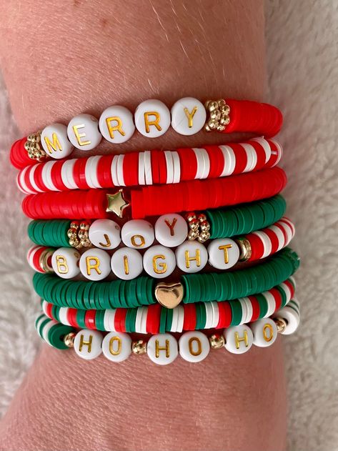 Christmas friendship bracelet. Clay Bead Bracelet Ideas Xmas, Christmas Braclets Ideas Clay Beads, Handmade Christmas Bracelets, Christmas Bracelet Ideas Diy, Merry Christmas Bracelet, Bracelets For Christmas, Xmas Bracelets Clay Beads, Cool Beads Bracelets, Clay Bead Bracelet Ideas Friendship