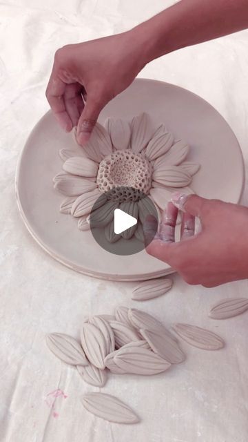 Cute Clay Sculpture Ideas, Flower Ceramic Plate, Air Drying Clay Projects, Clay Flowers How To Make, Clay Art Projects Easy, Plate Art Ideas, Clay Art Flower, Flower Clay Art, Art With Clay