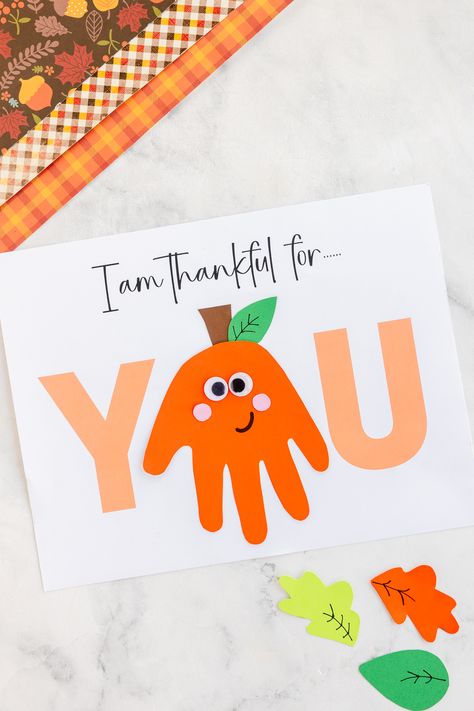 Have your kids make this adorable handprint pumpkin with our free printable! Perfect for the fall and Thanksgiving season! What I Am Thankful For Craft, Turkey For Toddlers, Crafts For Kids Fall Easy, Thankful For You Crafts For Kids, Thanksgiving Crafts Handprint, Cute Easy Fall Crafts, Hand Print Thanksgiving Art, Turkey Craft For Babies, Thankful Handprint Crafts For Kids