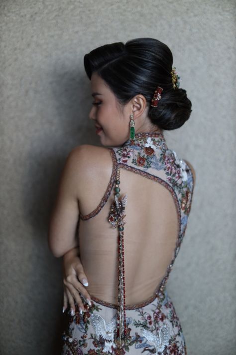 Back details #qipao #shanghai Chinese Dresses Modern, Chinese Wedding Qipao, Chinese Gown Modern, Cheongsam Inspired Dress, Modern Qipao Outfit, Teapai Dress, Qi Pao Modern, Qipao Dress Modern Chinese Style, Chinese Qipao Modern