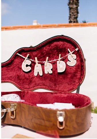 How great of an idea would this be if you used a piano bench....pen with the… Wedding Signs Vintage, Rocker Wedding, Rock And Roll Birthday, Rock N Roll Party, Vintage Couple, Rockabilly Wedding, Vintage Wedding Signs, Rock N Roll Wedding, Music Themed Wedding