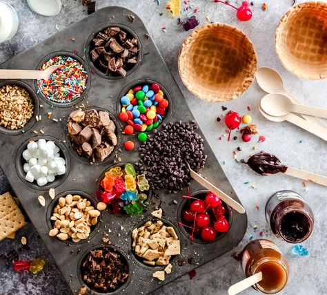 Ice Cream Bar At Home, Ice Cream Station Ideas, Ice Cream Bar Toppings, Ice Cream Toppings Bar, Sunday Bar, Glamping Food, Diy Ice Cream Bar, Ice Cream Sundae Party, Ice Cream Station