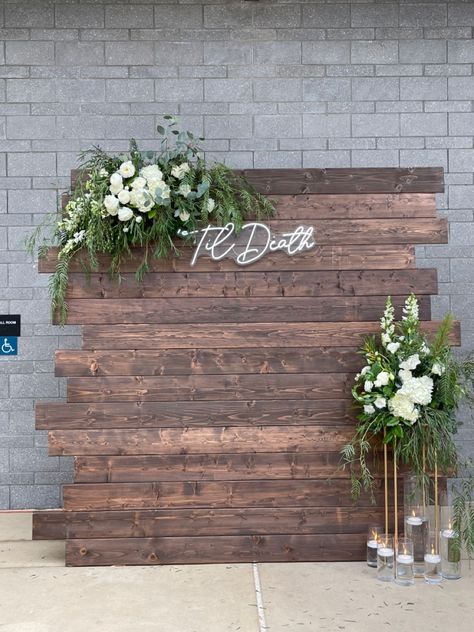 Rustic Wood Wedding, Rustic Backdrops, Wedding Wood Wall, Pallet Walls Wedding, Outdoor Wedding Photo Backdrop Ideas, Photobooth Wall Wedding, Wooden Board Backdrop, Rustic Photo Backdrop Wedding, Country Wedding Backdrop Ideas