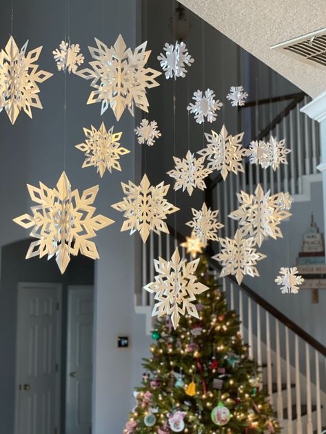 Christmas Hallway, 3d Snowflake, 3d Snowflakes, Snowflake Garland, Christmas Apartment, Christmas Themes Decorations, Winter Wonderland Christmas, Christmas Hanging, White Christmas Decor