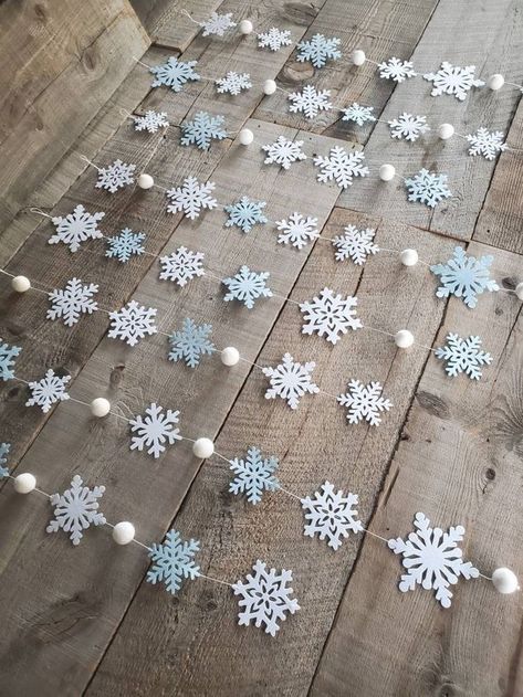 Diy Snowflake Decorations, Winter Wonderland Decorations, Winter Wonderland Birthday, Frozen Christmas, Diy Christmas Tree Topper, Snowflake Garland, Flocked Christmas Trees Decorated, Winter Wonderland Theme, Minimalist Christmas Tree