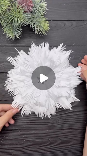 Easy Paper Snowflakes, Snowflakes Paper, Decorative Paper Crafts, Christmas Studio, Paper Snowflakes Diy, Paper Christmas Decorations, Paper Flower Decor, Paper Craft Tutorials, Diy Christmas Decorations Easy