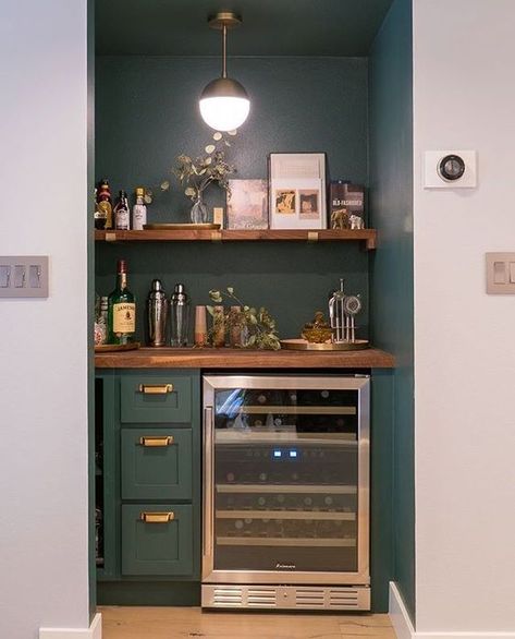 Mini Bar Salon, Closet Bar Ideas, Diy Built In Bar, Built In Bar Cabinet, Small Wet Bar, Home Mini Bar, Built In Wet Bar, Wet Bar Designs, Small Bars For Home