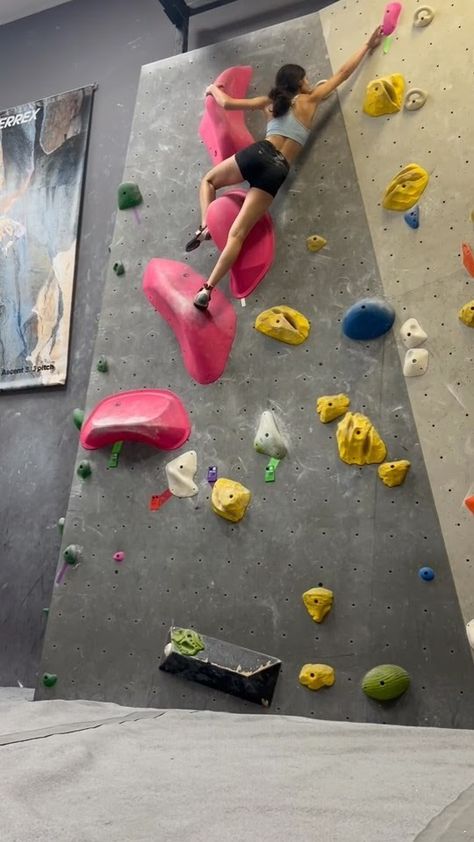 Rock climbing - bouldering #climb #bouldering #fitness Bouldering Gym Aesthetic, Indoor Bouldering Aesthetic, Cool Hobbies For Women, New Hobbies Aesthetic, Indoor Rock Climbing Aesthetic, Escalade Aesthetic, Bouldering Outfit, Bouldering Aesthetic, Rock Climbing Indoor