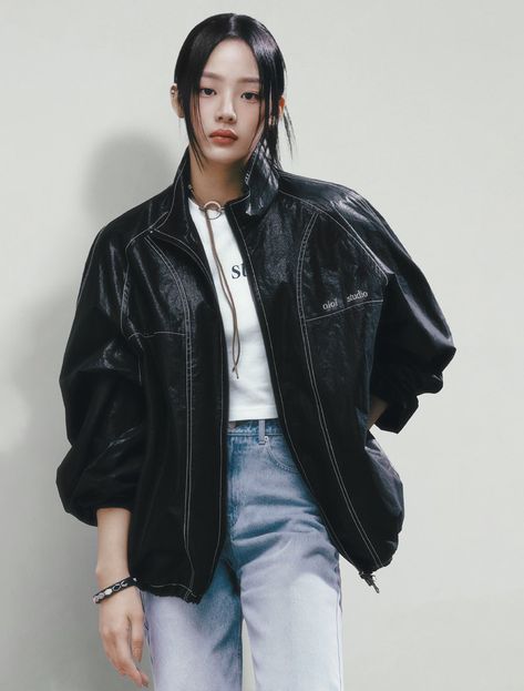 Windbreaker Outfit, Minji Newjeans, Kim Min Ji, New Jeans Style, Shoes Too Big, Pre Debut, Kim Min, Foto Instagram, Windbreaker Jacket