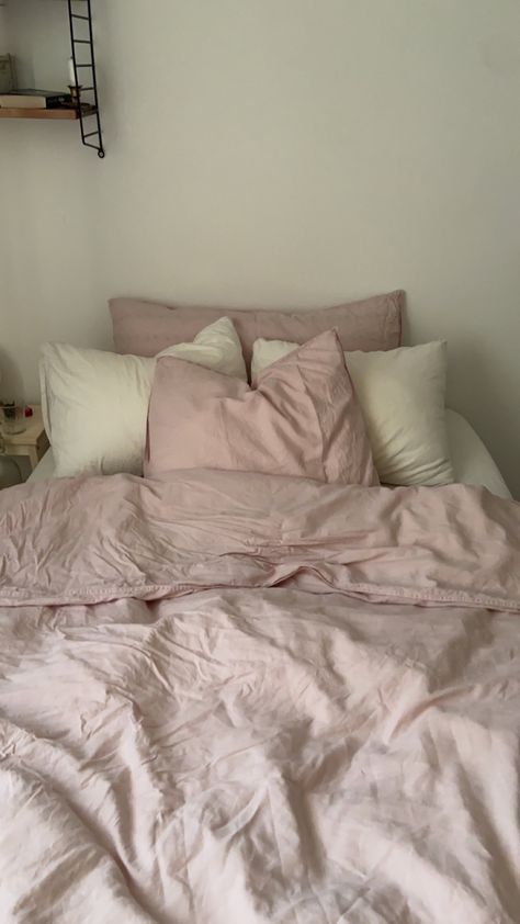 Pink Bed Aesthetics, Clean Pink Aesthetic, Pink Dreamy Aesthetic, Room Pink Aesthetic, Bed Sheets Pink, Love Shack Fancy Bedroom, Bed Sheets Aesthetic, Pink Bed Sheets, Stylish Bedroom Decor