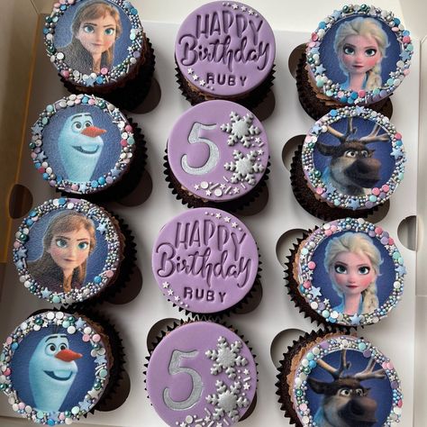 Elsa Frozen Cupcakes, Frozen Cupcakes Ideas, Frozen Birthday Cupcake Ideas, Elsa Cupcakes Ideas, Frozen Cupcake Ideas, Frozen 2 Cupcakes, Frozen Themed Cupcakes, Frozen Cupcakes Birthday, Frozen Birthday Cupcakes