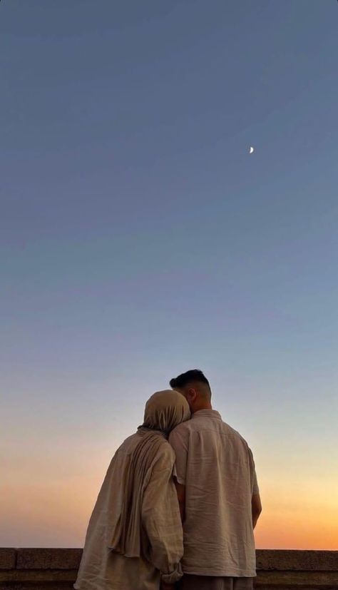 Husband Asthetic Picture, Couple Aesthetic Muslimah Aesthetic, Hijabi Couple Aesthetic, Islamic Aesthetic Pictures, Muslim Couples Aesthetic, Classy Couple Romantic, Quality Time Aesthetic, Halal Romance, Islamic Relationship